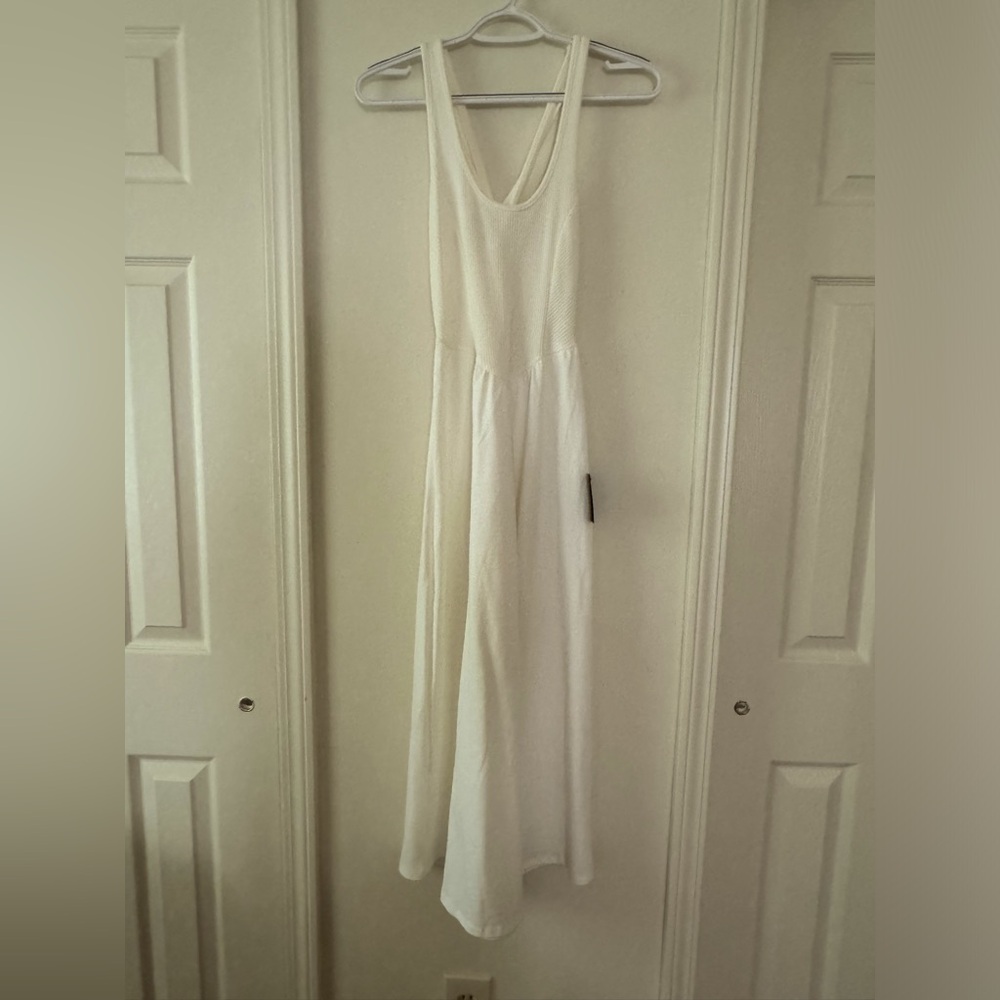 Lulu’s Summer Beauty White Ribbed Twist-Back Midi Dress. Size M. NWT.